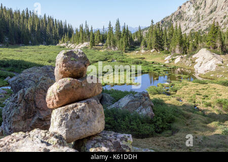 Rock cairn sopra laghetti alpini in santa croce deserto, Colorado, Stati Uniti d'America. Foto Stock