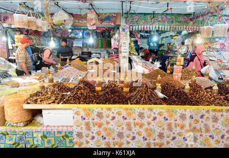 Tiznit. Marocco - Dicembre 27, 2016: sul mercato locale in Tiznit. Popolo marocchino comprare prodotti diversi Foto Stock