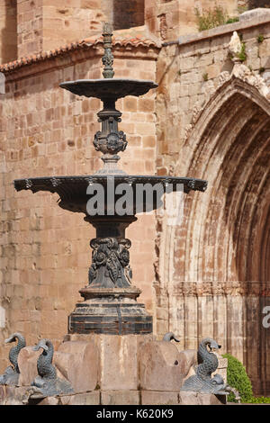 Pittoresca strada in Teruel. Mora de Rubielos. Spagna turismo del patrimonio Foto Stock
