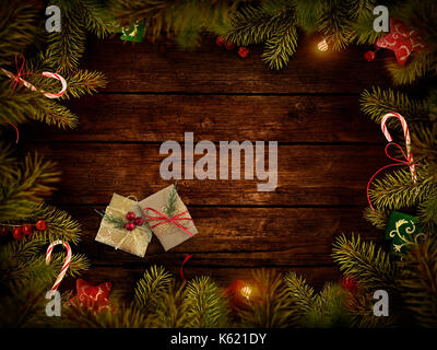 Simboli del Natale: decorazioni, doni, Abete rami su sfondo di legno Foto Stock