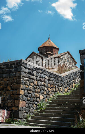 Armenia. mura della fortezza e della chiesa di surb arakelots nel monastero di sevanavank, costruito nell'ottavo secolo. Foto Stock