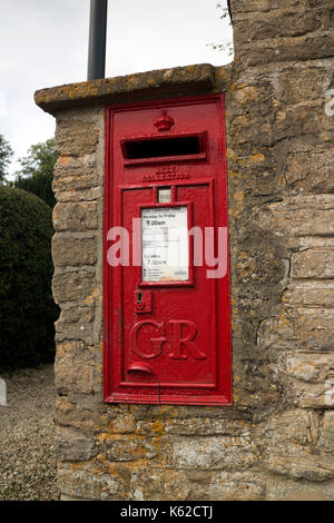 Montato a parete post box in Charlbury, Oxfordshire, England, Regno Unito Foto Stock