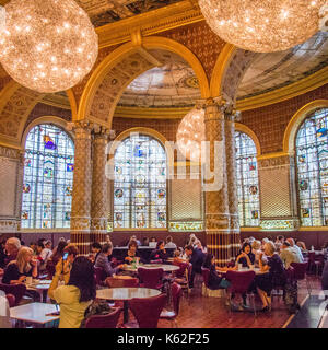 Cafe nel V&un museo di Londra Foto Stock