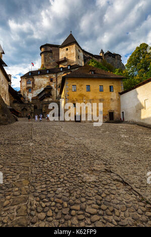 Castello di Orava nel nord della Slovacchia, che appartengono al meglio conservati e più belli Castelli slovacca. Foto Stock