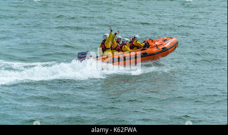 La scialuppa di salvataggio costiera Gare intorno alla baia a moelfre scialuppa di salvataggio giorno 2017 evento su anglesey Foto Stock