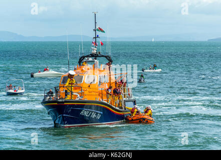 Viste di moelfre scialuppa di salvataggio nella baia a moelfre scialuppa di salvataggio giorno 2017 evento su anglesey Foto Stock