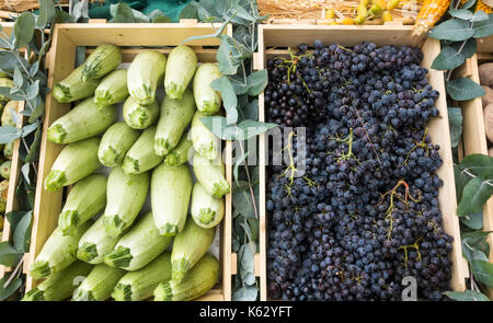 Zucchine (calabacin in spagnolo) e uve in stallo di mercato in Spagna. Foto Stock