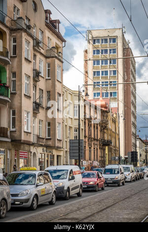 Bydgoszcz, Polonia - Agosto 2017 : il traffico nella parte anteriore del centro storico tenement case sul dworcowa street Foto Stock