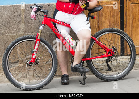 Tempo libero maschio ciclista indossando la tenuta dei raccordi di lycra. Foto Stock