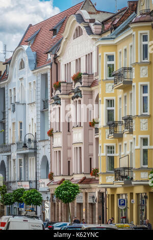 Bydgoszcz, Polonia - Agosto 2017 : le variopinte facciate di antichi casamenti storiche case sul dworcowa street Foto Stock