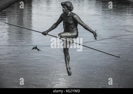 Bydgoszcz, Polonia - Agosto 2017 : il funambolo scultura oltre il fiume Brda Foto Stock