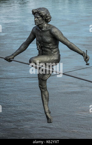 Bydgoszcz, Polonia - Agosto 2017 : il funambolo scultura oltre il fiume Brda Foto Stock