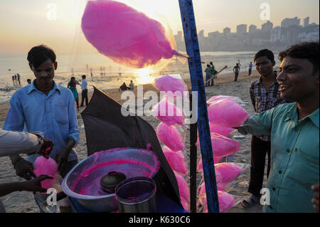 12.12.2011, Mumbai, Maharashtra, India, Asia - un venditore ambulante vende caramella di cotone a Mumbai della Chowpatty Beach. Foto Stock