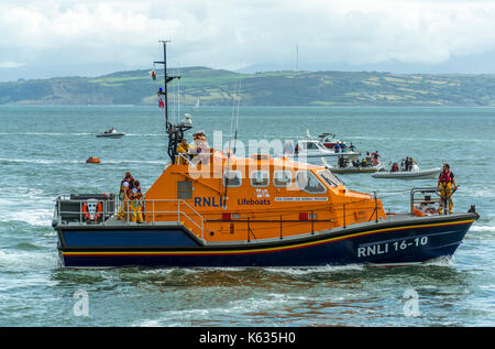 Viste di moelfre scialuppa di salvataggio nella baia a moelfre scialuppa di salvataggio giorno 2017 evento su anglesey Foto Stock