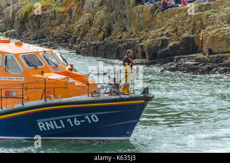 Viste di moelfre scialuppa di salvataggio nella baia a moelfre scialuppa di salvataggio giorno 2017 evento su anglesey Foto Stock