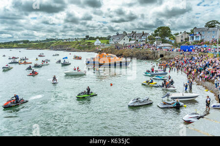 Scialuppa di salvataggio moelfre visto dalla folla dalla riva a moelfre scialuppa di salvataggio giorno 2017 evento su anglesey Foto Stock