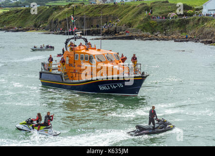 Viste di moelfre scialuppa di salvataggio nella baia a moelfre scialuppa di salvataggio giorno 2017 evento su anglesey Foto Stock