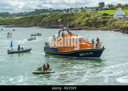 Viste di moelfre scialuppa di salvataggio nella baia a moelfre scialuppa di salvataggio giorno 2017 evento su anglesey Foto Stock