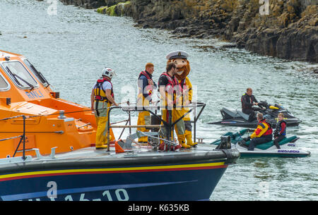 Viste di moelfre scialuppa di salvataggio nella baia a moelfre scialuppa di salvataggio giorno 2017 evento su anglesey Foto Stock