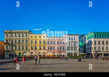 Bydgoszcz, Polonia - Agosto 2017 : la gente a piedi nella piazza della città vecchia Foto Stock