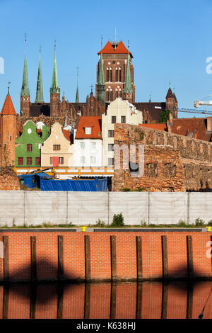 Città di Gdansk in Polonia, città vecchia skyline con capanna case storiche e di santa Maria la Chiesa Foto Stock