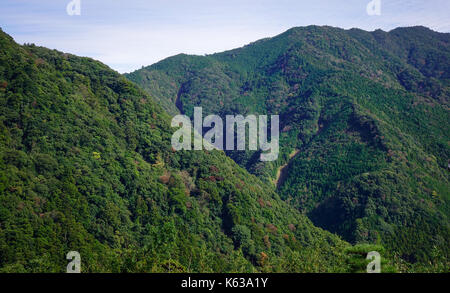 Vista sulle montagne a giornata soleggiata in LA NACHI, Wakayama, Giappone. Foto Stock