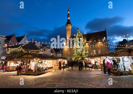 Mercatino di Natale in piazza del municipio (Raekoja plats) e il municipio, la città vecchia di Tallinn, Estonia, europa Foto Stock