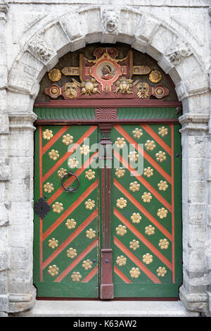 Ornato porta della casa di punti neri a 26 Pikk Street, Città Vecchia, Tallinn, Estonia, Europa Foto Stock