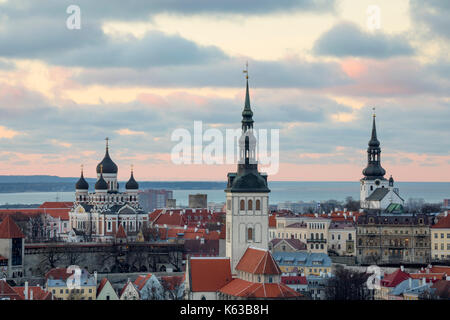 Vista sulla Città Vecchia al tramonto dal Radisson Blu Hotel Tallinn su Ravala puiestee, Tallinn, Estonia, Europa Foto Stock