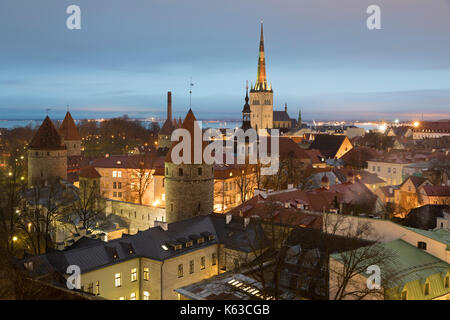 Vista sopra la città vecchia con le torri delle mura della città e la chiesa di Oleviste Patkuli dalla piattaforma di visualizzazione, la Città Vecchia di Tallinn, Estonia, Europa Foto Stock