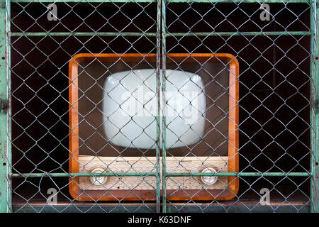 Televisione Vintage in un retrò verde armadio metallico a rete Foto Stock