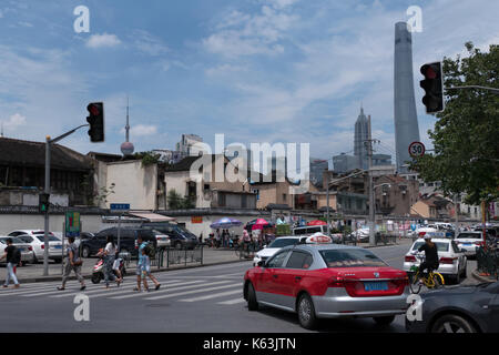 La veduta urbana di shanghai, Cina, Asia. orizzontale nella città cinese con moderni e antichi edifici, il traffico stradale, automobili, popoli asiatici e escursioni a piedi o a cavallo bicy Foto Stock