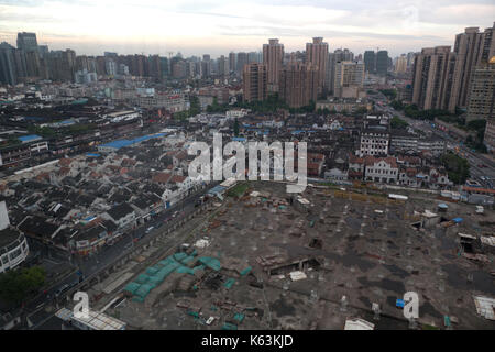 La veduta urbana di shanghai, Cina, Asia. orizzontale nella città cinese con contrasto tra palazzi moderni grattacieli e le tradizionali case antiche di asian Foto Stock