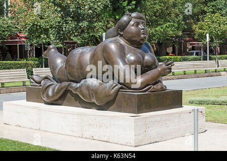 Statua di una donna di fumare una sigaretta dallo scultore Fernando Botero. Parte della cascata Museo di Arte in Yerevan, Armenia. Foto Stock