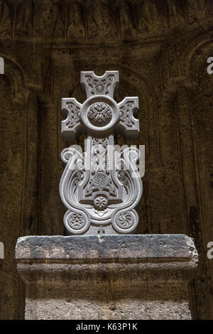 Elaborare decorativi in pietra antica croce nel Monastero di Geghard in Armenia. Foto Stock