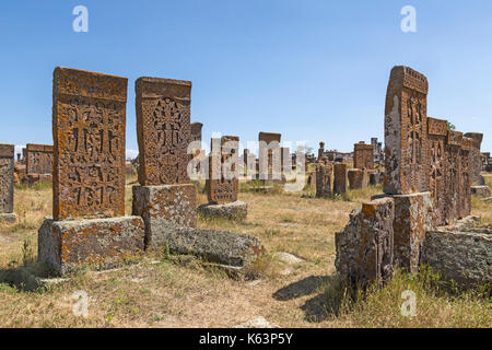 Croce armena pietre noto come Khachkar, nel medioevo Noratus cimitero, 90 chilometri a nord di Yerevan. Foto Stock