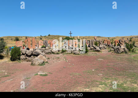 Alfabeto Aparan Park in Armenia. Ogni lettera dell'alfabeto armeno rappresentato da un misuratore di 1.5 Statua della lettera, con molte statue. Foto Stock