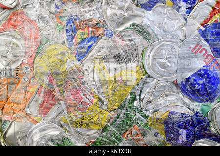 Telaio completo di graniglie colorate riciclato lattine in alluminio Foto Stock