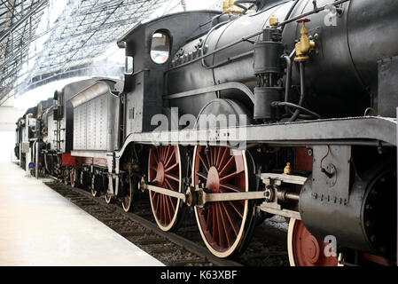 Vecchio treno vintage con locomotiva a vapore in piedi alla stazione ferroviaria Foto Stock