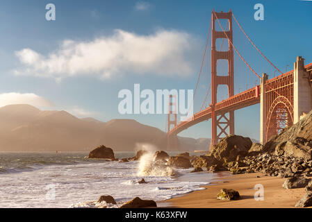 Golden Gate bridge dalla spiaggia di San Francisco al tramonto. Foto Stock