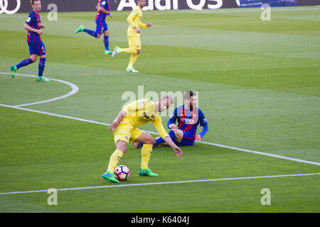 Leo messi cade dopo essere stato affrontato nell'area di rigore - 6/5/17 Barcellona v villarreal Football League match allo stadio Camp Nou, Barcellona. Foto Stock