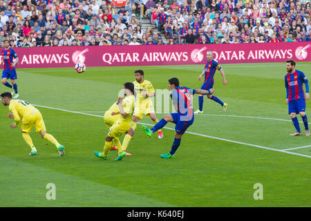 Luis Suarez spara a obiettivo - 6/5/17 Barcellona v villarreal Football League match allo stadio Camp Nou, Barcellona. Foto Stock