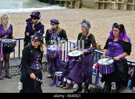 La Stix batteristi di eseguire sul lungomare a Eastbourne Steampunk Festival Foto Stock