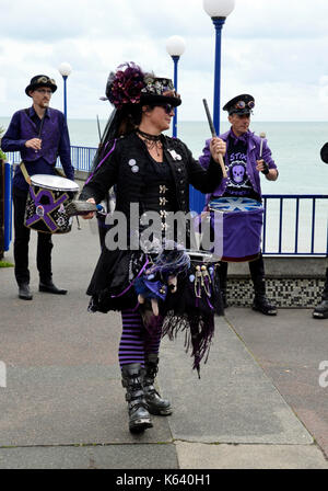 La Stix batteristi di eseguire sul lungomare a Eastbourne Steampunk Festival Foto Stock