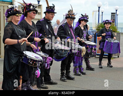 La Stix batteristi di eseguire sul lungomare a Eastbourne Steampunk Festival Foto Stock