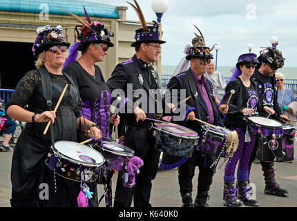 La Stix batteristi di eseguire sul lungomare a Eastbourne Steampunk Festival Foto Stock