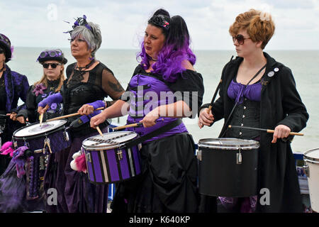 La Stix batteristi di eseguire sul lungomare a Eastbourne Steampunk Festival Foto Stock