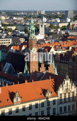 Nowy Ratusz (Nuovo Municipio) e gotico Stary Ratusz (Old Town Hall) sul Rynek (piazza del mercato), Old Town visto da di Santa Elisabetta la Chiesa di Wroclaw, Po Foto Stock