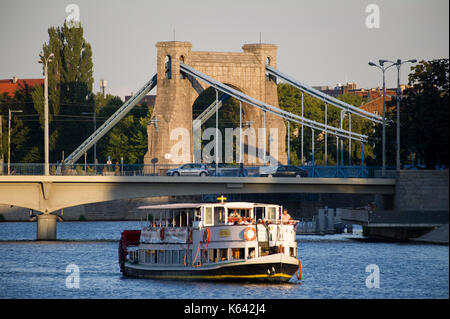La maggior parte Pokoju (Ponte di Pace) e ponte di sospensione più Grunwaldzki (Grunwald Bridge) oltre il fiume Oder visto dalla torre della cattedrale di Wroclaw, Polonia. 23 A Foto Stock