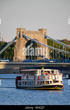 La maggior parte Pokoju (Ponte di Pace) e ponte di sospensione più Grunwaldzki (Grunwald Bridge) oltre il fiume Oder visto dalla torre della cattedrale di Wroclaw, Polonia. 23 A Foto Stock